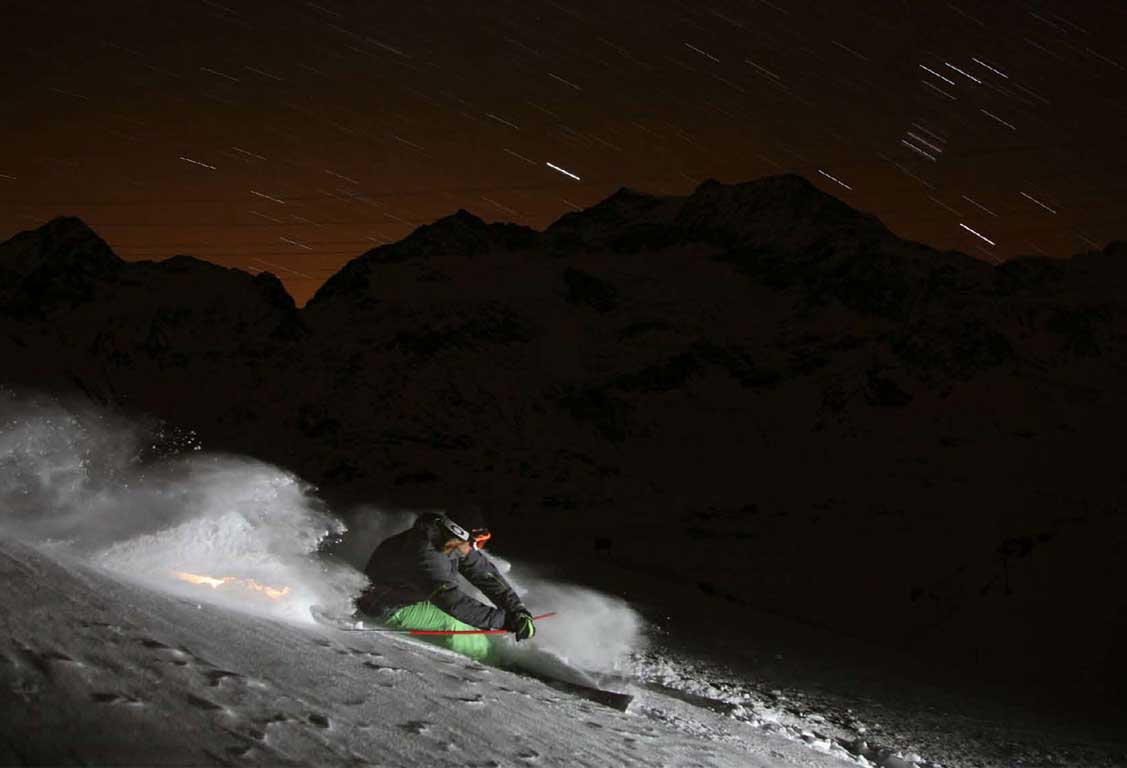 Kjus Skifahrerin bei Nacht