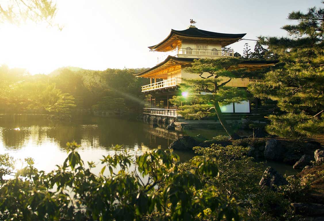 Schmid Reisen japanisches Haus am Wasser bei Sonnenschein